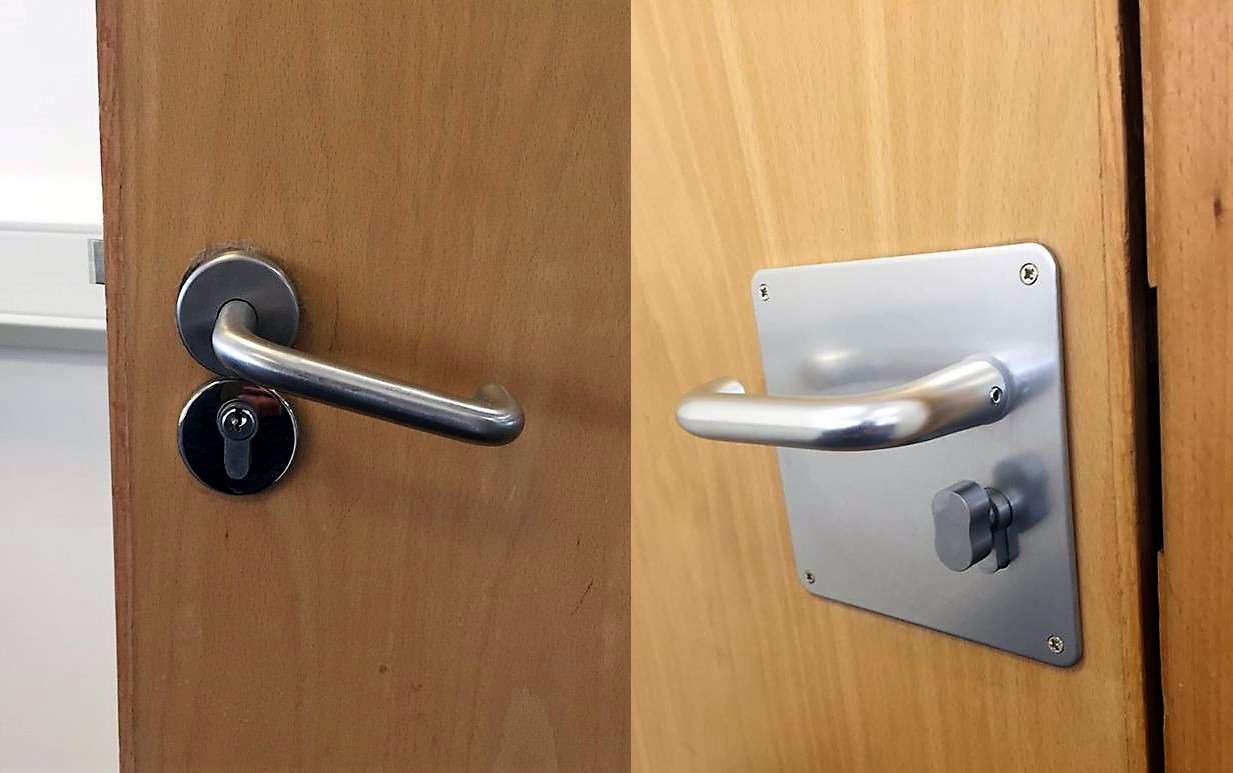 Lever handles fitted to an internal door